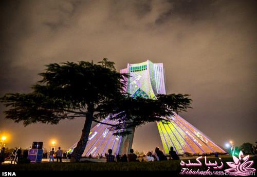 نورپردازی برج آزادی توسط هنرمند آلمانی